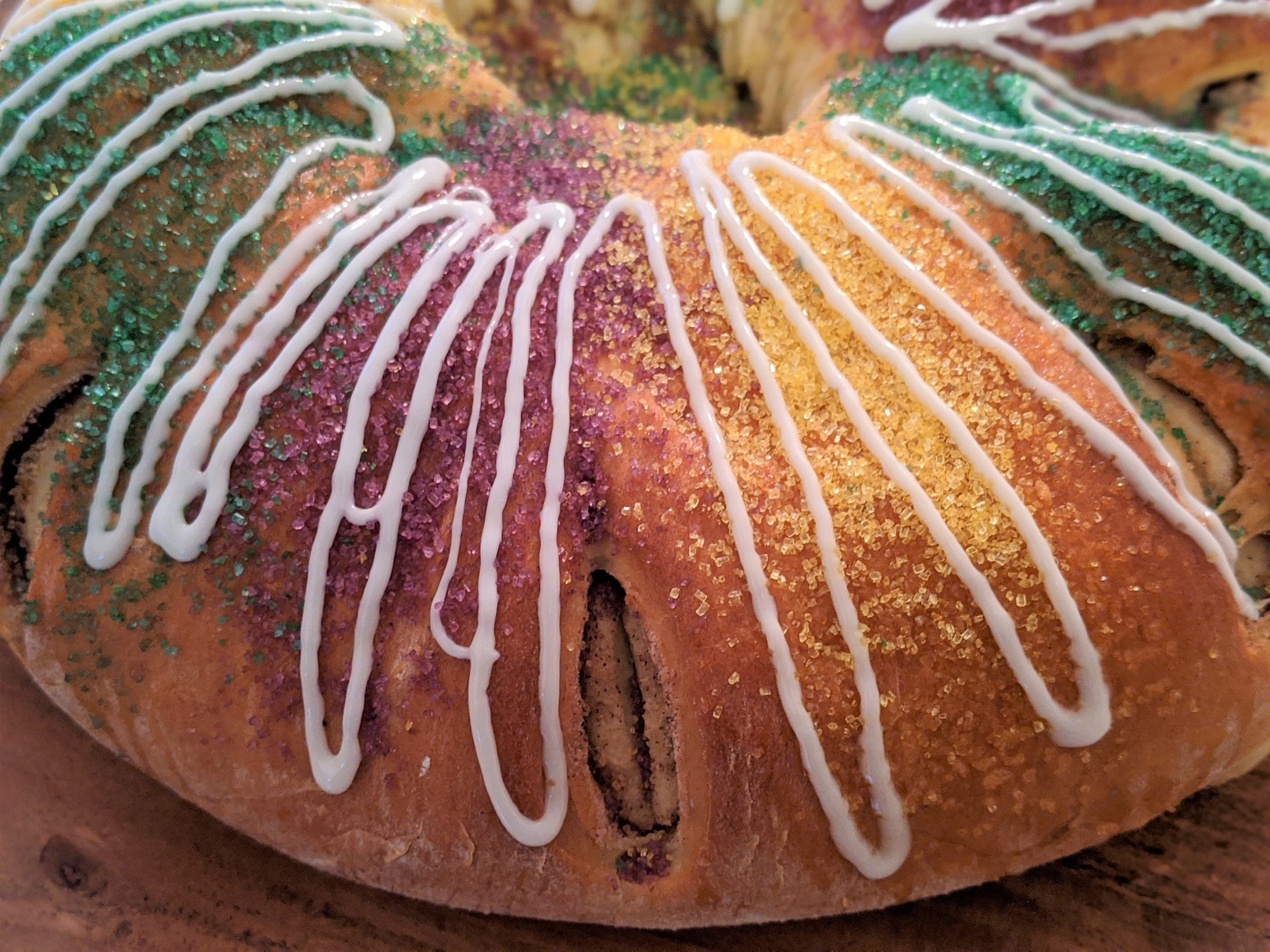 Easy 30 Minute King Cake Recipe for Mardi Gras - Frog Prince Paperie